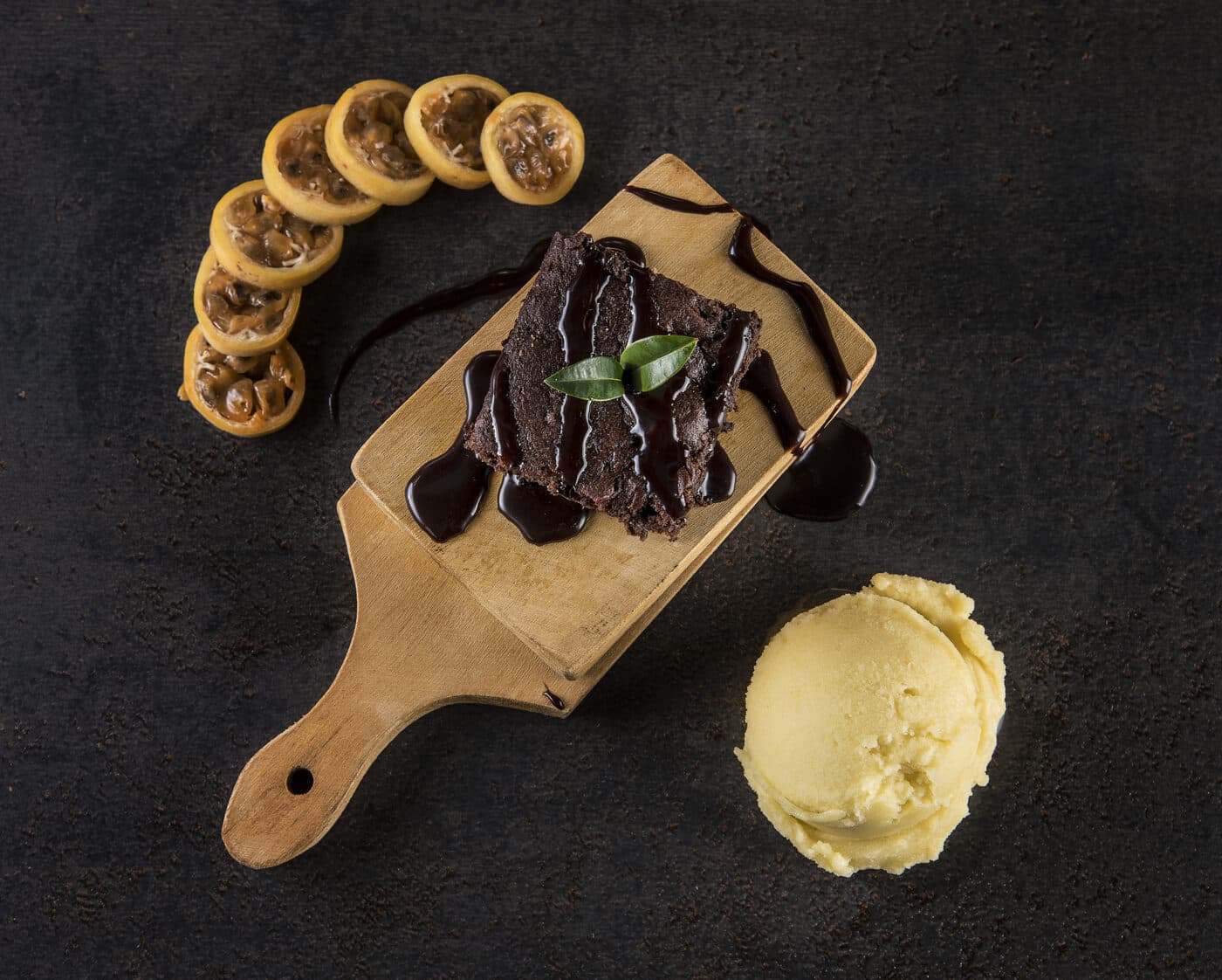 Brownie con helado de mora, banana y mango
