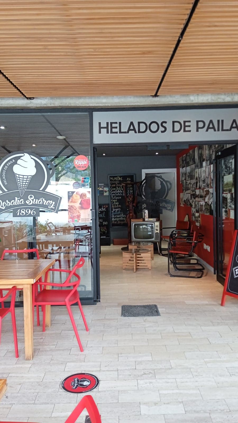Local de Heladería 1896 en Plaza la Cerámica