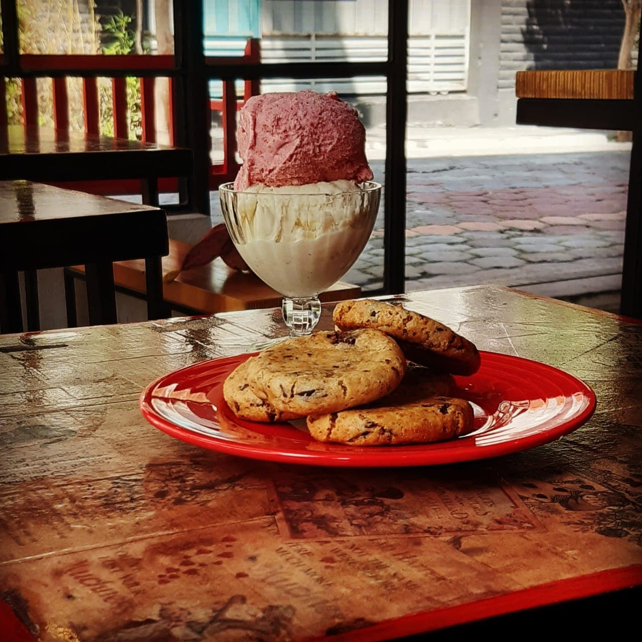 Copa de helado con galletas